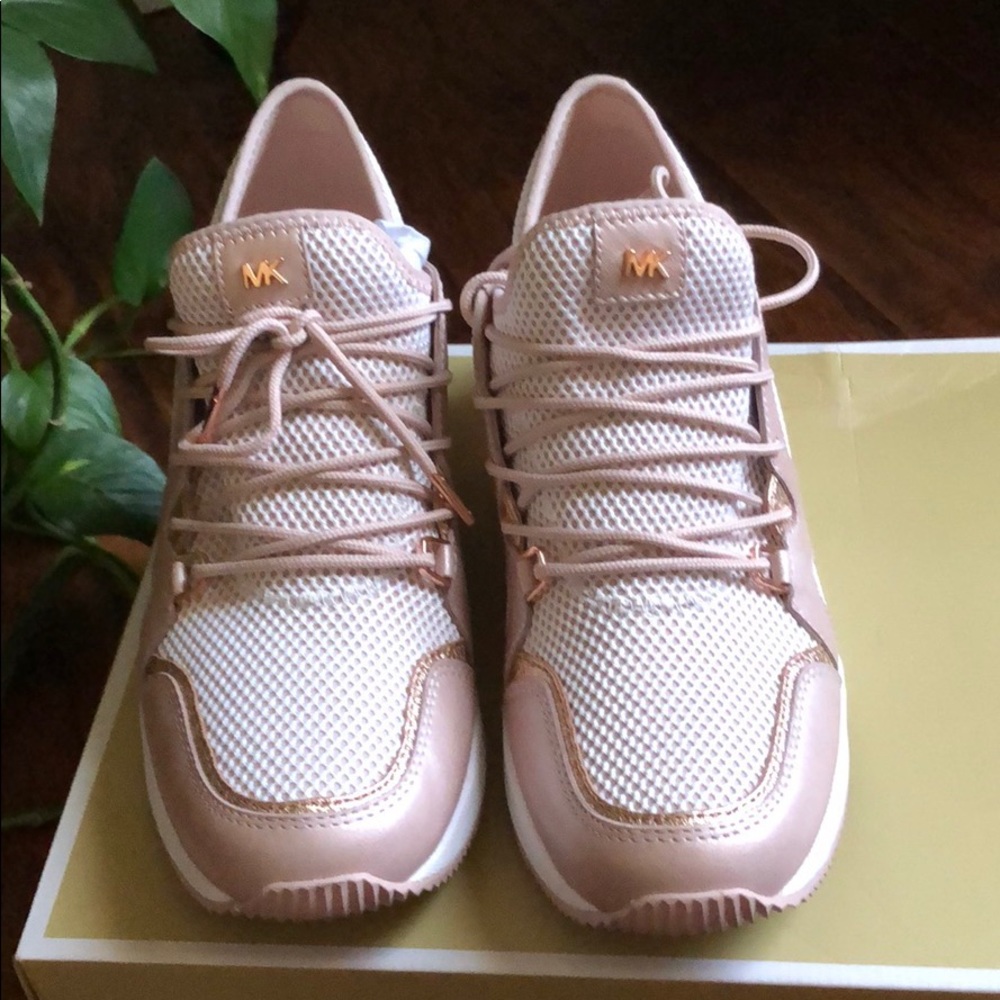 ✨SOLD✨Michael Kors Sneakers - Picture 3 of 8